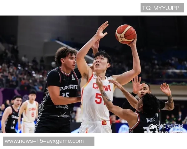 杨瀚森训练中展现神奇三分球网友称其进步显著不应被忽视